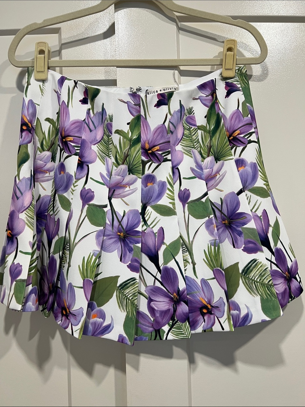 Alice + Olivia White Skirt with Purple Floral Pattern NWT Pleated